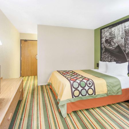 Super 8 By Wyndham Grayling Hotell Exteriör bild