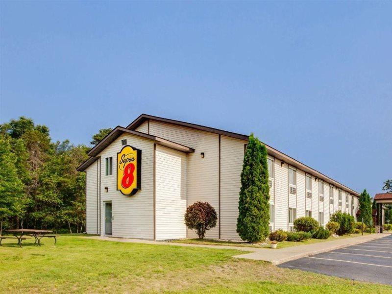 Super 8 By Wyndham Grayling Hotell Exteriör bild