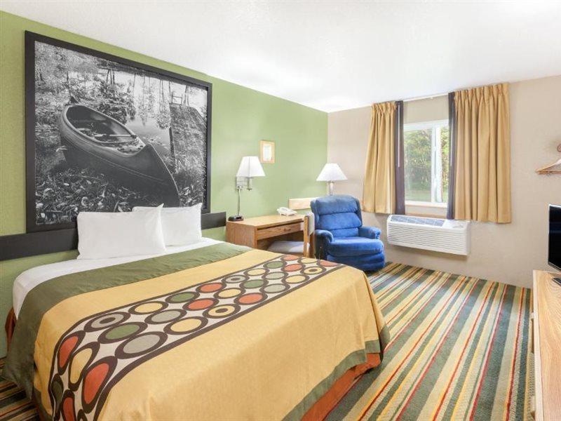 Super 8 By Wyndham Grayling Hotell Exteriör bild