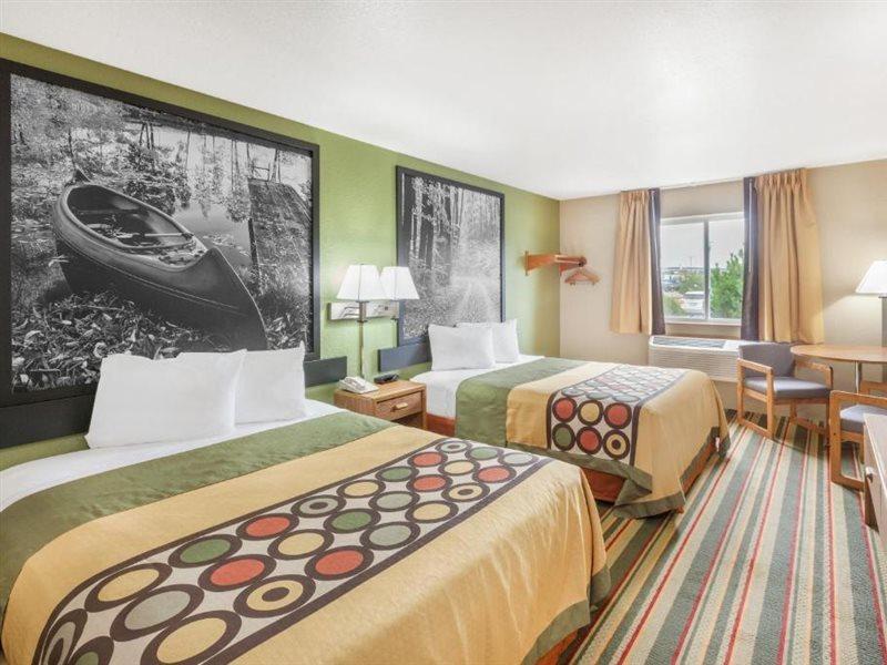 Super 8 By Wyndham Grayling Hotell Exteriör bild