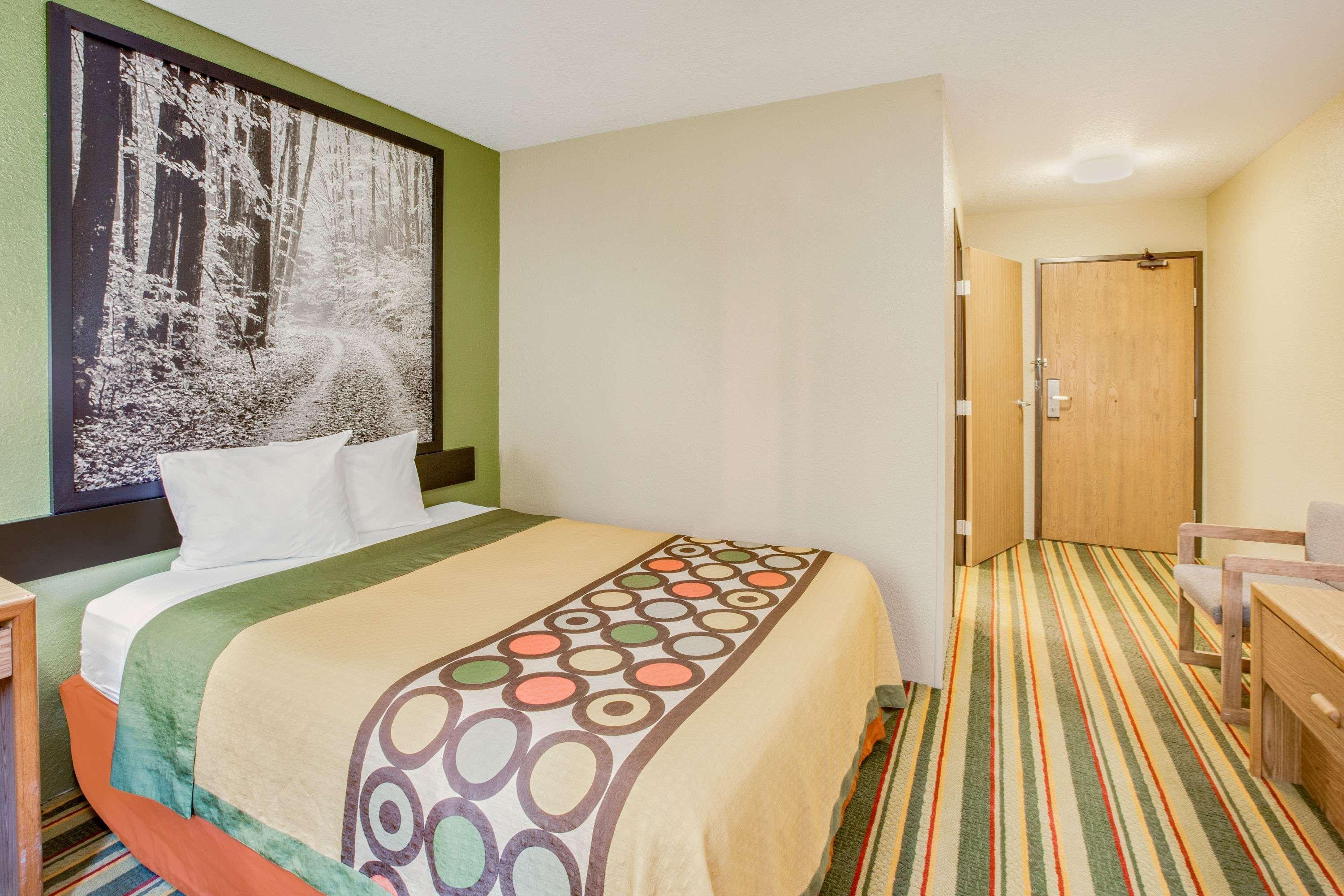 Super 8 By Wyndham Grayling Hotell Exteriör bild