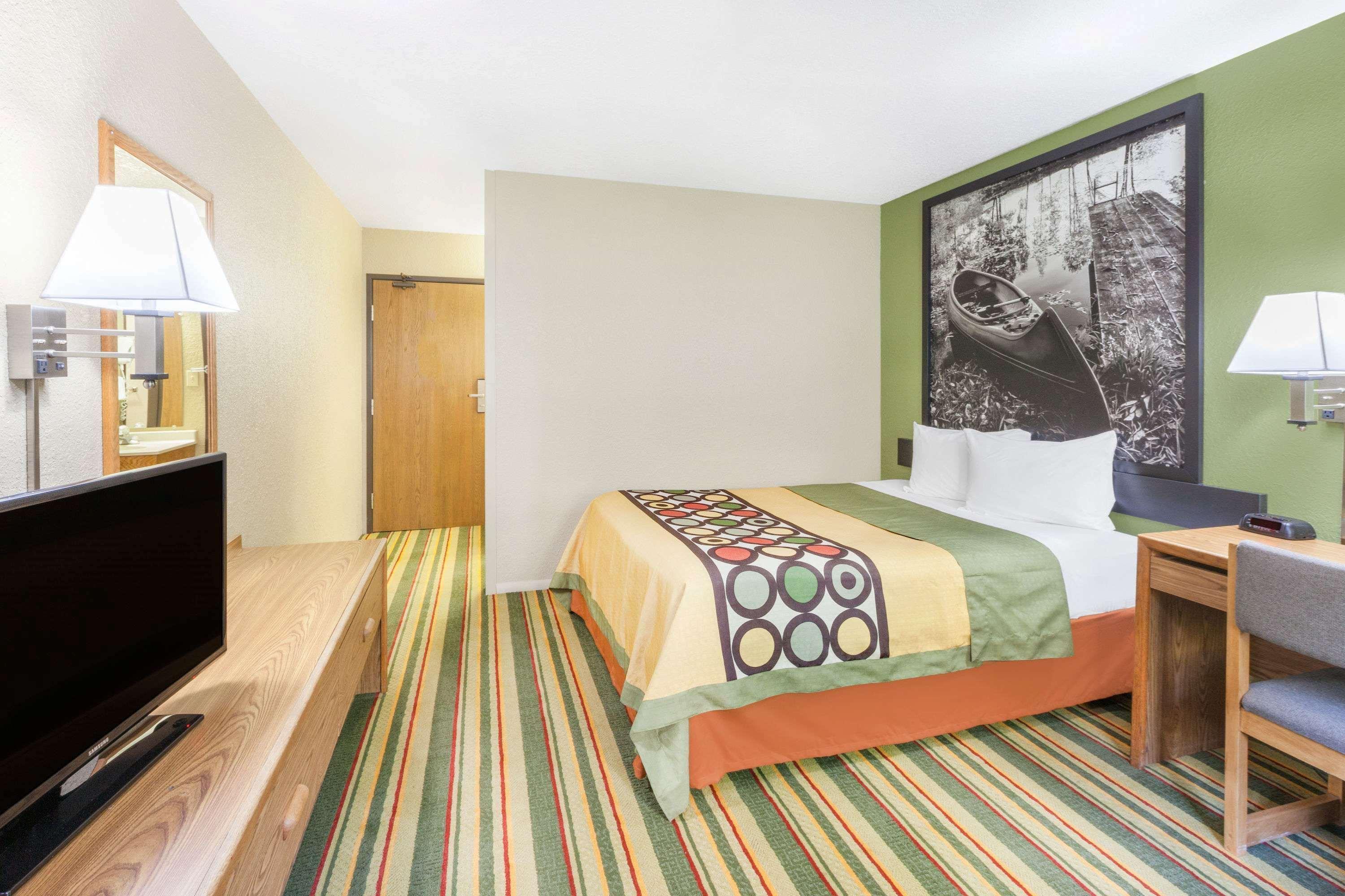 Super 8 By Wyndham Grayling Hotell Exteriör bild