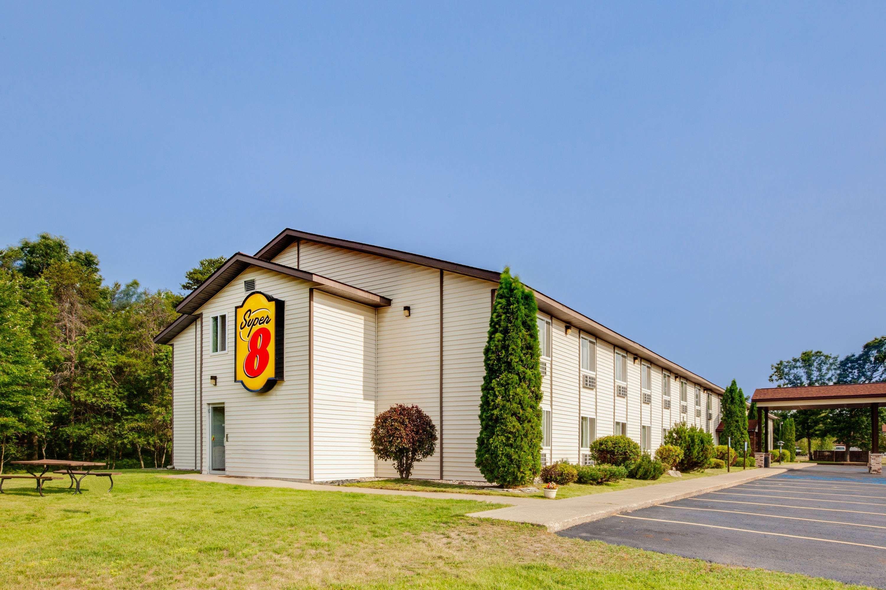 Super 8 By Wyndham Grayling Hotell Exteriör bild