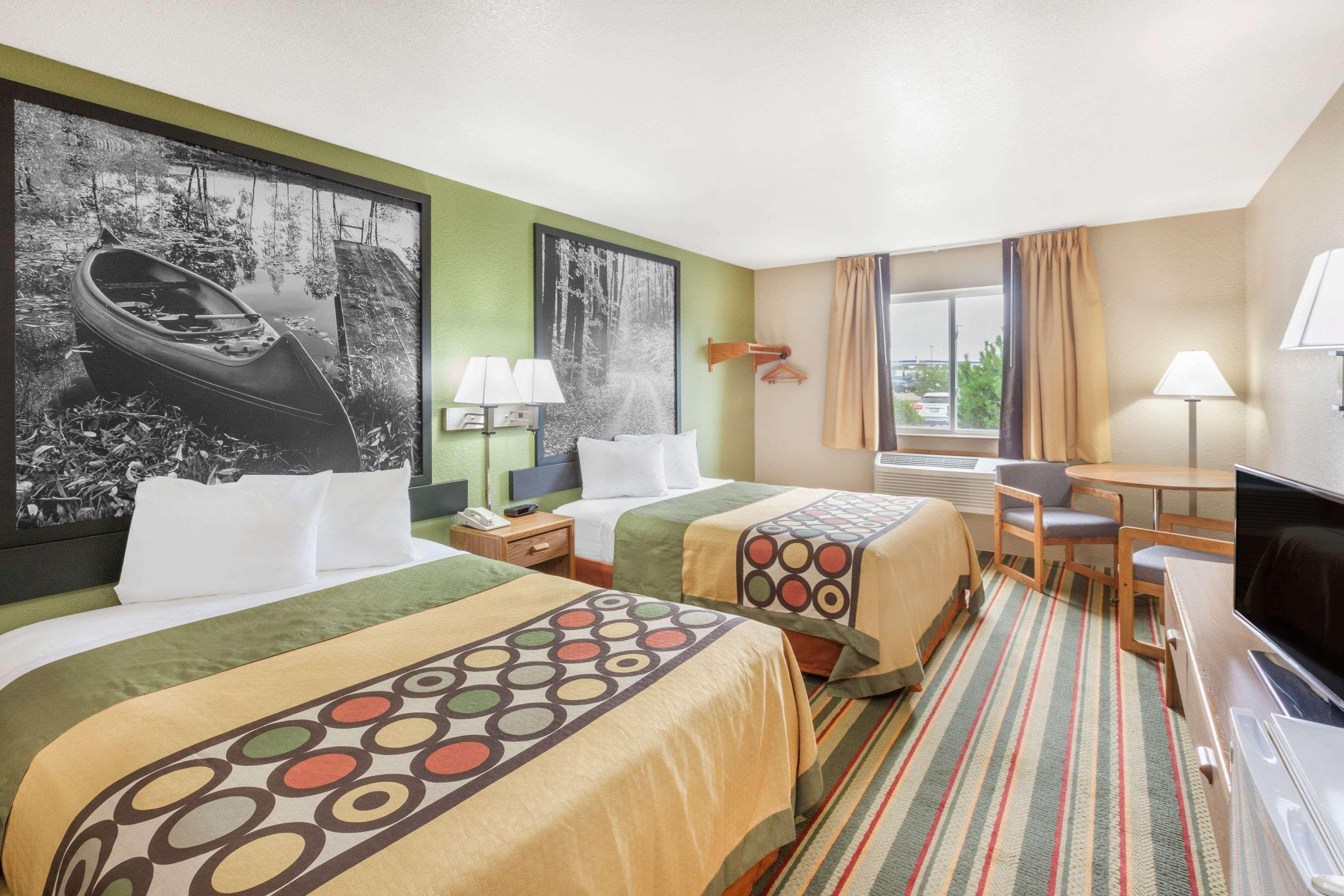 Super 8 By Wyndham Grayling Hotell Exteriör bild