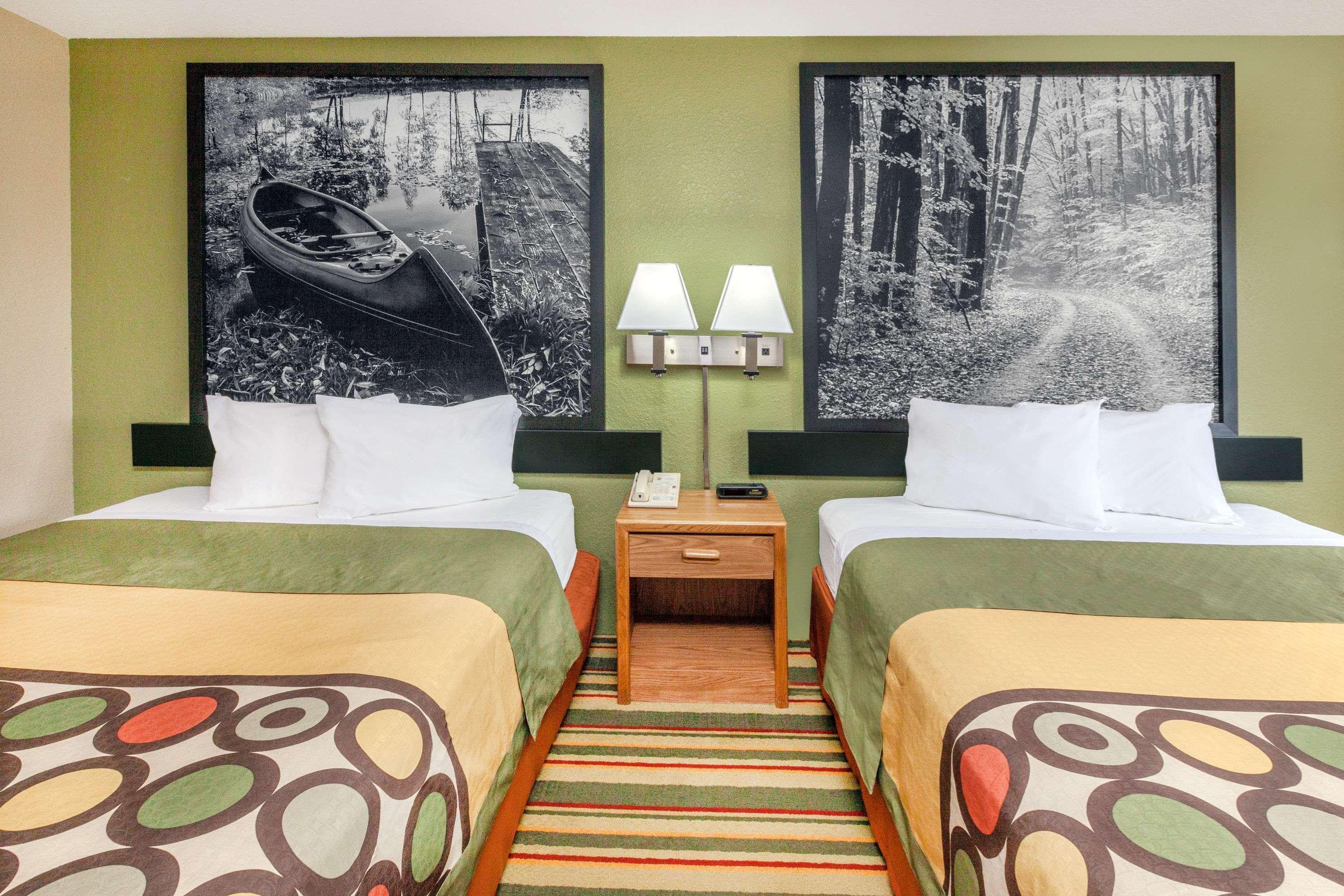 Super 8 By Wyndham Grayling Hotell Exteriör bild